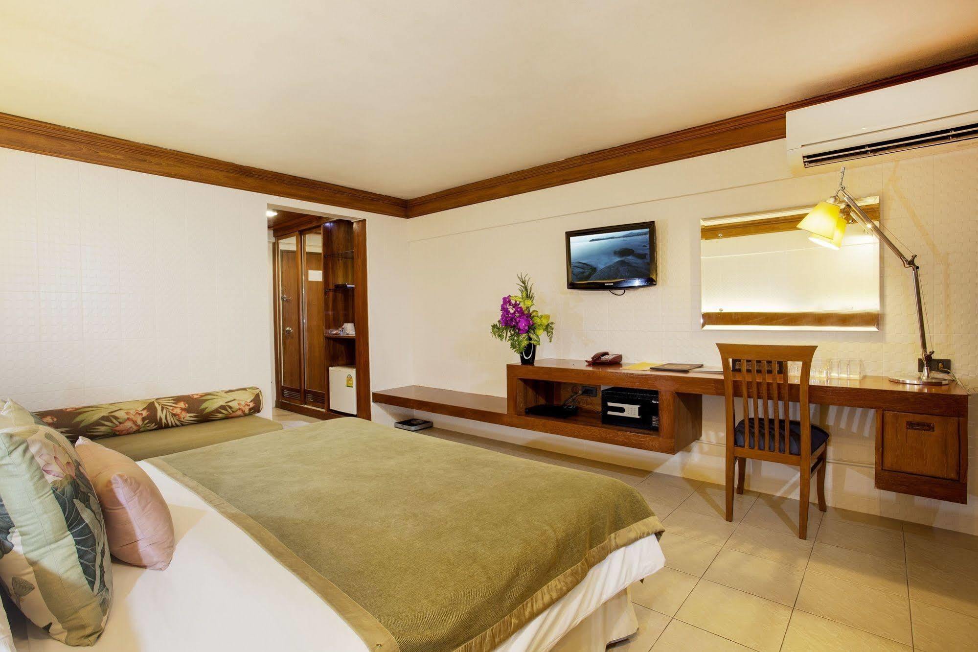 Safari Beach Hotel Patong Luaran gambar