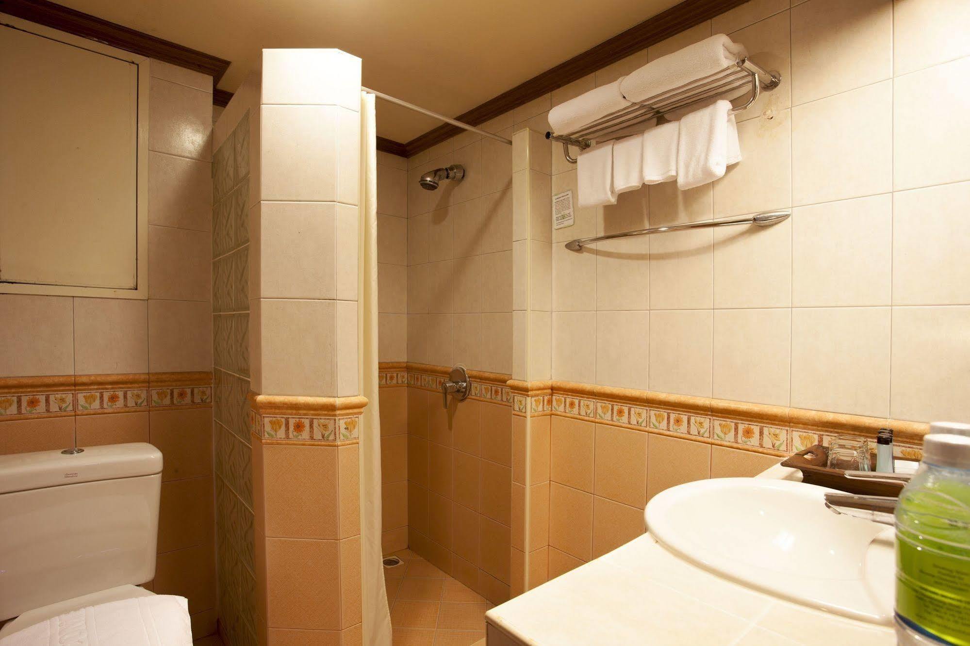 Safari Beach Hotel Patong Luaran gambar
