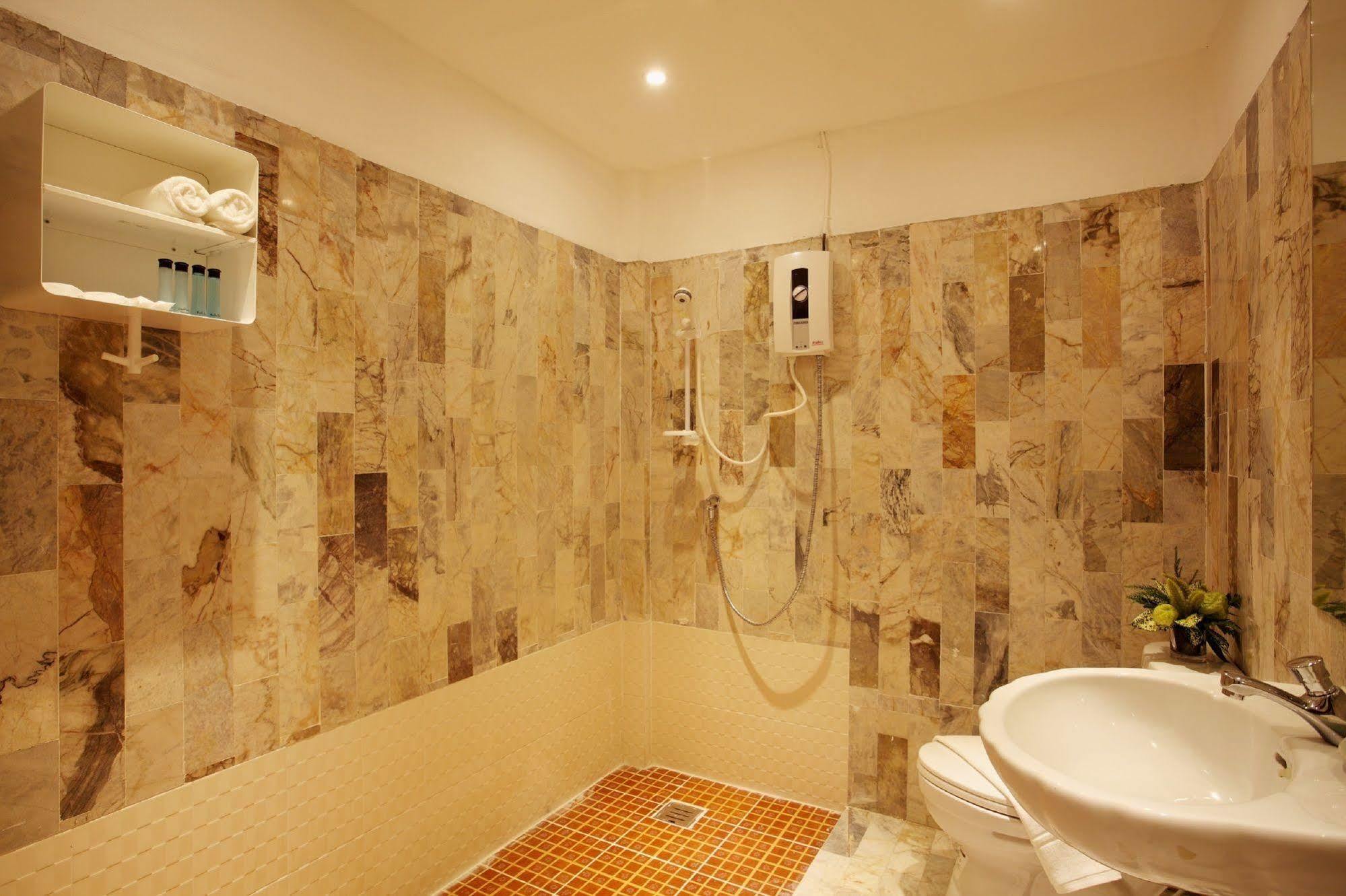 Safari Beach Hotel Patong Luaran gambar
