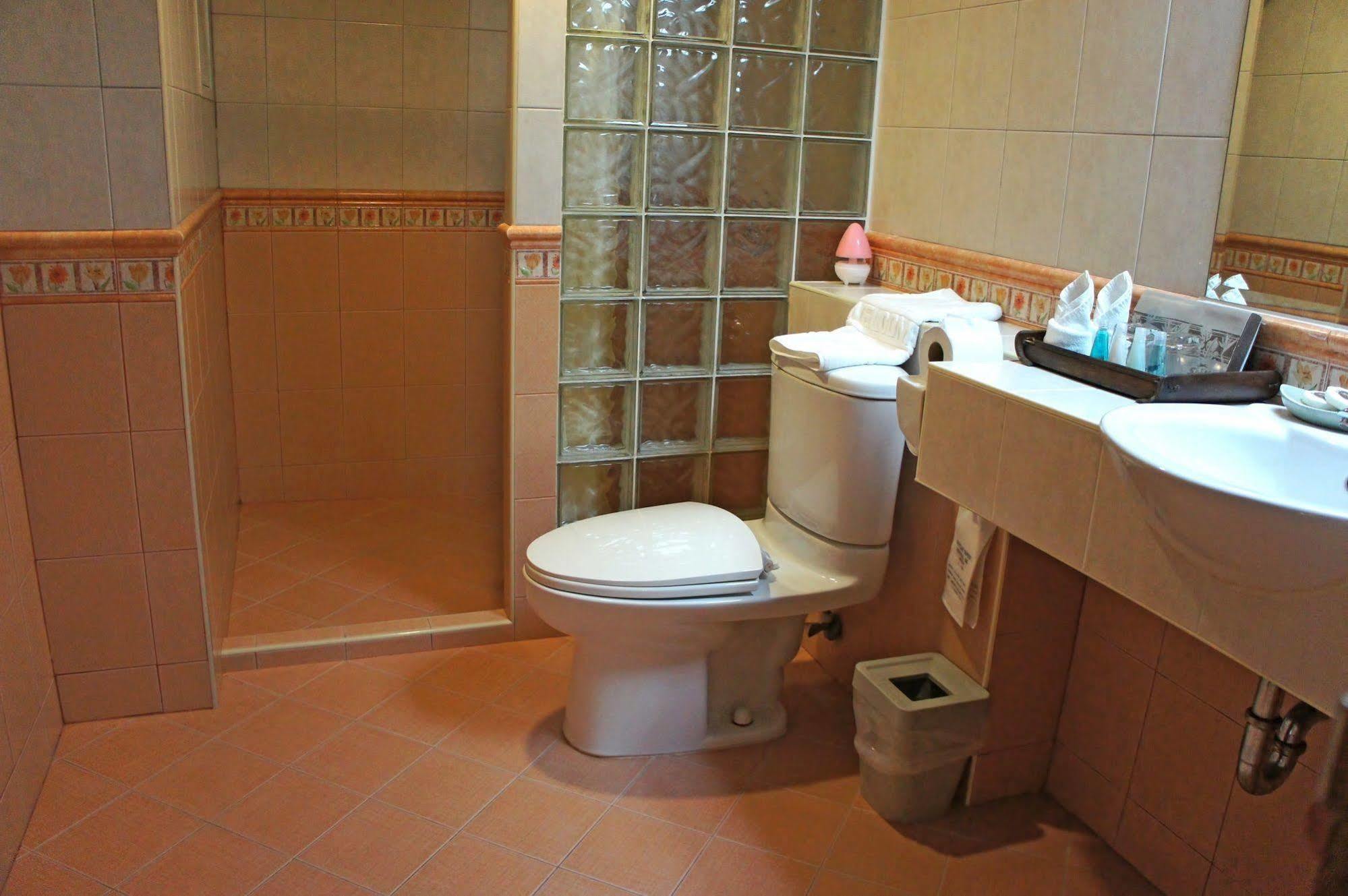 Safari Beach Hotel Patong Luaran gambar